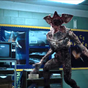 教室裡的外星生物，有舊電視和太空海報。
