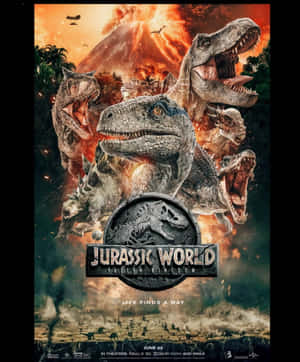 在 Jurassic World 電影海報中，恐龍在火山爆發中咆哮。