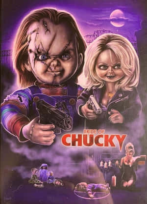 Chucky 和他的新娘在恐怖電影海報中持槍，周圍有娃娃和滿月。