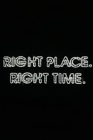 霓虹燈牌在黑色背景上顯示「right place right time」 — 霓虹 壁紙