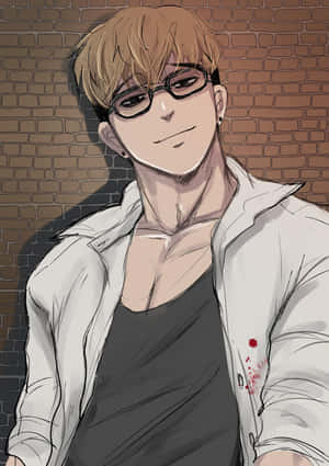 動漫男子戴眼鏡，襯衫上有血跡，靠著磚牆。