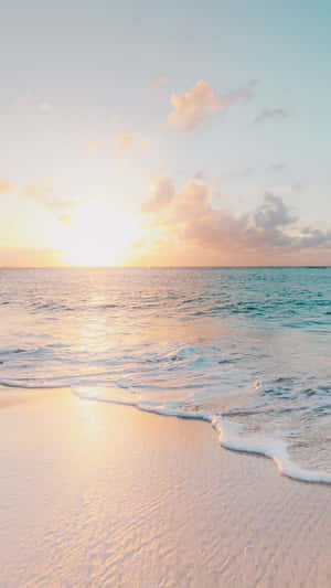 夕陽下的海洋，溫柔的海浪拍打沙灘
