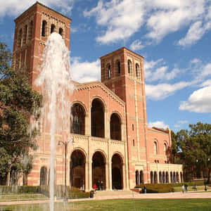 紅磚大學建築，噴泉和校園裡的人們