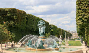 巴黎公園內帶有地球雕塑的宏偉噴泉，四周環繞著綠色樹籬。