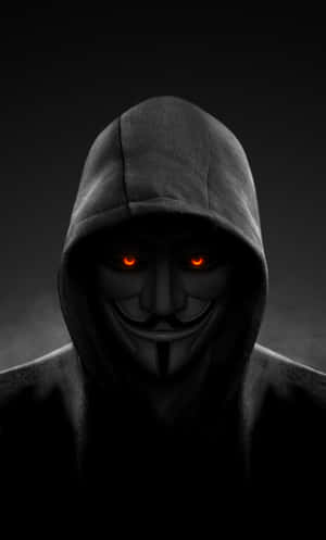 穿黑色連帽衫的人戴著 Guy Fawkes 面具，眼睛發出橙色光芒。