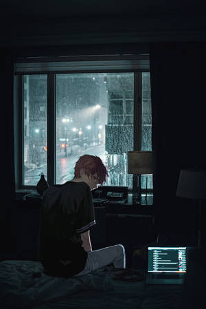 動漫角色坐在床上，透過雨水濕潤的窗戶眺望夜晚的城市燈光。