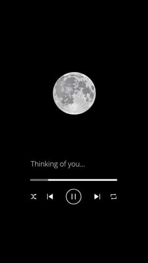 滿月在上方音樂播放器控制項帶有文字Thinking of you