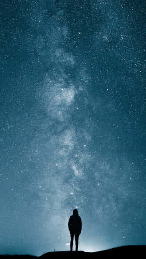 人在山丘上，星空下，銀河可見 — 傷心 壁紙