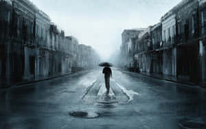 一個人在雨中撐傘獨自走在空無一人的城市街道上。