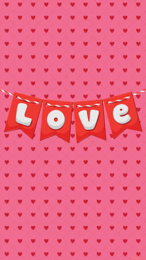 紅色橫幅上以白色字母拼出love，背景為粉紅色心形圖案。