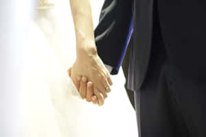 新娘和新郎牽手，結婚戒指清晰可見。 — 情侶擁抱 壁紙