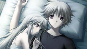 兩個銀髮動漫角色在晚上一起在床上休息。