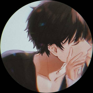在圓形框架中觸碰自己臉部的深色頭髮動漫角色。 — 情侶 GIF 壁紙