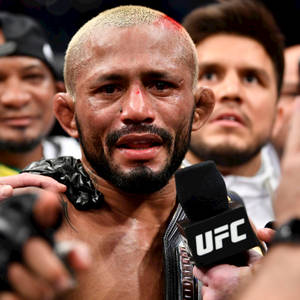 UFC拳手在激動人心的勝利採訪後舉起冠軍腰帶