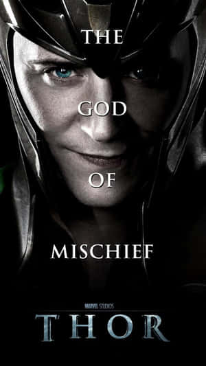 洛基身穿黑色盔甲，藍眼睛和冷笑，文字寫著「The God of Mischief」和「Thor」。