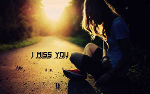 日落時分一個人獨自坐在路上，前方有 I MISS YOU 文字。 — 孤獨 壁紙