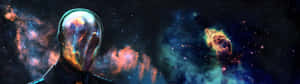 在繁星點點的星雲天空背景下，一個帶有發光宇宙頭部的人物剪影。 — 32:9 壁紙