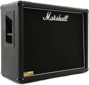 復古黑色Marshall結他擴音器，帶白色標誌和金色飾邊。