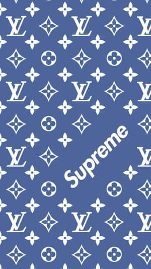 藍色背景，帶有白色 Louis Vuitton 字母組合和對角 Supreme 標誌。