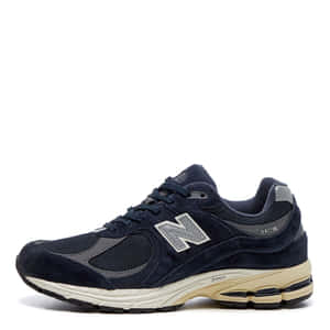 海軍藍色 New Balance 2002R 運動鞋，米色鞋底和銀色標誌。