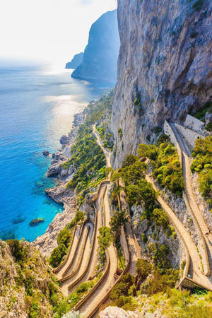 蜿蜒的海岸公路沿著懸崖，俯瞰藍色大海。