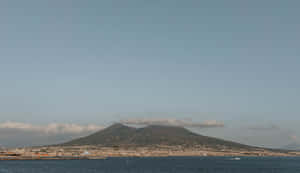 黃昏時俯瞰海岸城市的火山。