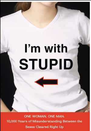 穿著印有「I'm with STUPID」和紅色箭頭白色T恤的人。
