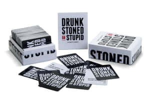 白色背景上的 Drunk Stoned or Stupid 派對遊戲卡片和盒子