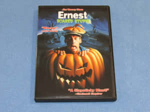 《Ernest Scared Stupid》的DVD封面，Jim Varney穿著南瓜服裝。