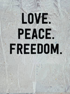 文字壁紙，在皺紋白紙上以粗體黑色字母顯示 love peace freedom。