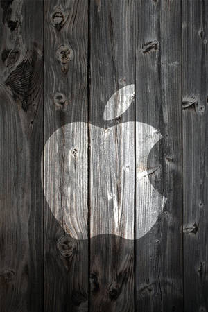 Apple 標誌在深色風化木紋上。
