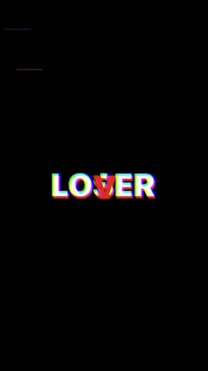 黑色背景上帶有彩虹色失真的故障藝術文字，內容為「LOVER」。