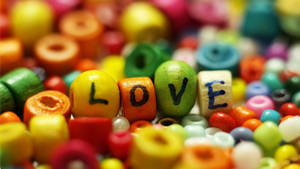 色彩繽紛的木珠以淺景深拼出LOVE。 — 愛就是愛 壁紙