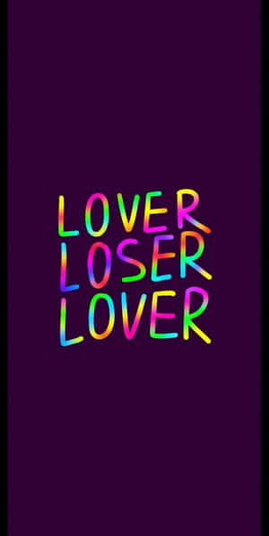 在紫色背景上顯示「LOVER LOSER LOVER」的彩虹色文字。 — 彩虹 壁紙