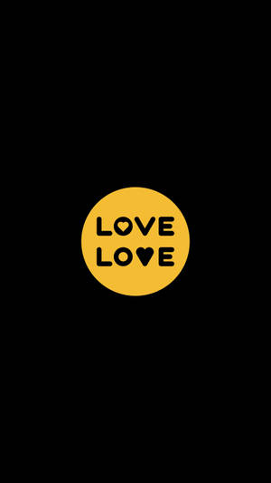 一個黃色圓圈，黑色文字 LOVE 在黑色背景上寫了兩次。