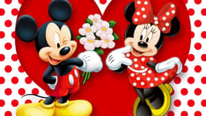 米奇老鼠在紅色心形前給米妮老鼠送花。