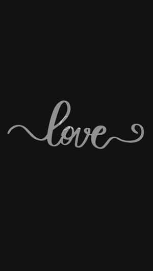 黑色背景上的銀色草書love字樣