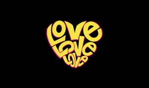 鮮豔的黃色心形文字，在黑色背景上重複「love」，帶有粉紅色輪廓。