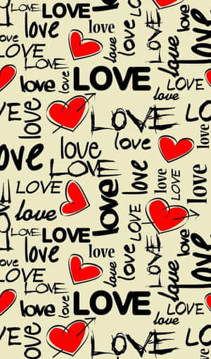 米色背景上帶有紅色心形和不同字體「love」字樣的牆紙。