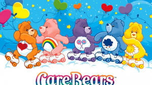 五隻色彩繽紛的Care Bears在雲朵上溜冰，天空中有心形氣球和星星。