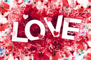 白色 LOVE 字母被紅色五彩紙屑和花卉圖案包圍。