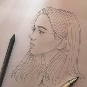 一幅鉛筆素描，描繪一位女性的側面，附近有繪畫工具。