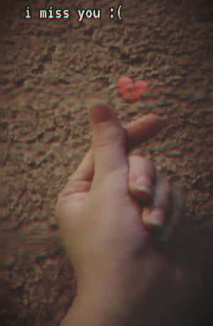 手做出心形手勢，帶有文字 i miss you :(