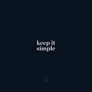 深色背景上帶有錨圖示的 keep it simple 文字引用