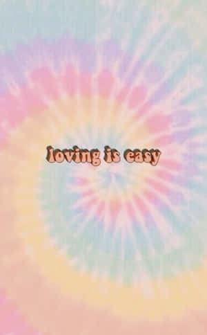 柔和粉彩紮染背景，以棕色文字呈現「loving is easy」字句。 — 柔粉 壁紙