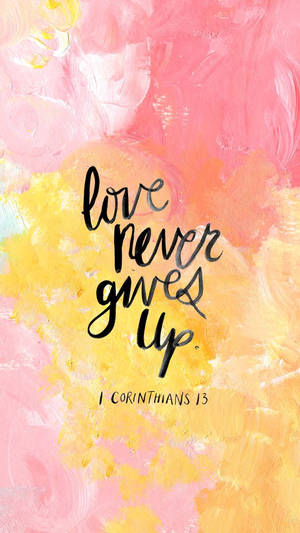 水彩背景，黑色文字寫著love never gives up和1 Corinthians 13 — 9:16 壁紙