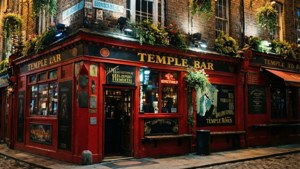 Temple Bar 區夜晚的紅色酒吧角落，有懸掛的花朵和霓虹燈招牌