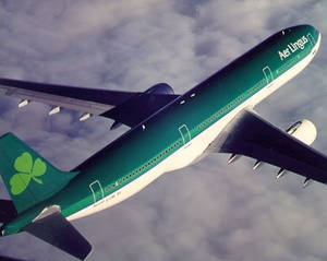 愛爾蘭航空飛機在雲層上方飛行，尾翼上有綠色三葉草標誌。