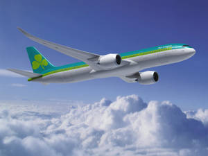 愛爾蘭航空飛機在藍天下飛越雲層