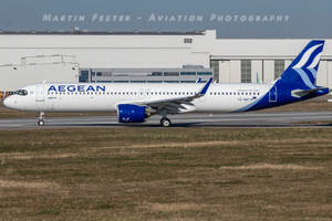 愛琴海航空飛機在機場停機坪靠近機庫